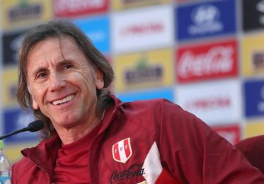 Gareca, seleccionador de Perú, se encomienda al "Señor de los Milagros" Gareca, seleccionador de Perú, se encomienda al "Señor de los Milagros"