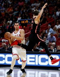 97-91. Dragic y los Heat mantienen a los Bulls sin triunfo como visitantes 97-91. Dragic y los Heat mantienen a los Bulls sin triunfo como visitantes