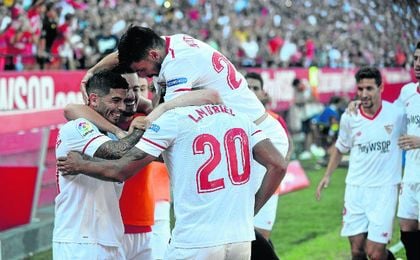 Los jugadores del Sevilla celebran un gol en el Sánchez-Pizjuán. Los jugadores del Sevilla celebran un gol en el Sánchez-Pizjuán.
