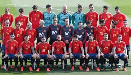 Los internacionales se hacen la foto oficial con la camiseta de la polémica Los internacionales se hacen la foto oficial con la camiseta de la polémica