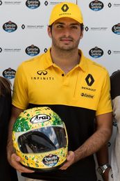 Carlos Sainz dona un casco para el Instituto Ayrton Senna antes del GP de Brasil Carlos Sainz dona un casco para el Instituto Ayrton Senna antes del GP de Brasil