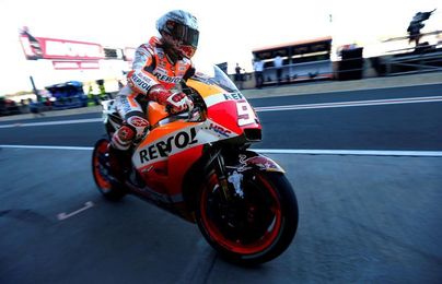 Márquez domina inicialmente pero acaba por detrás de Dovizioso en Valencia Márquez domina inicialmente pero acaba por detrás de Dovizioso en Valencia