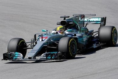 Los Mercedes de Hamilton y Bottas lideran los segundos libres en Brasil Los Mercedes de Hamilton y Bottas lideran los segundos libres en Brasil
