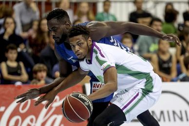 71-63. El Gipuzkoa ajusta su defensa y sorprende al Unicaja en San Sebastián 71-63. El Gipuzkoa ajusta su defensa y sorprende al Unicaja en San Sebastián