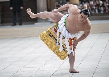 Una estrella de sumo escandaliza a Japón al herir a otro luchador de un botellazo Una estrella de sumo escandaliza a Japón al herir a otro luchador de un botellazo