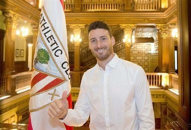 Aritz Aduriz renueva su contrato con el Athletic hasta 2019 Aritz Aduriz renueva su contrato con el Athletic hasta 2019