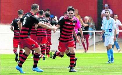 Sergio Navarro (derecha) celebra con Jorge Vázquez uno de los dos goles que marcó a la Lebrijana en la primera jornada de Liga. Sergio Navarro (derecha) celebra con Jorge Vázquez uno de los dos goles que marcó a la Lebrijana en la primera jornada de Liga.