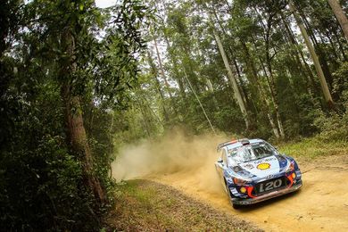 Neuville se alza con el liderato y Mikkelsen abandona por un doble pinchazo Neuville se alza con el liderato y Mikkelsen abandona por un doble pinchazo