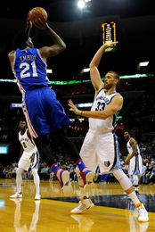 101-81. Embiid logra doble-doble y lidera el triunfo de los Sixers 101-81. Embiid logra doble-doble y lidera el triunfo de los Sixers