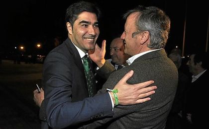 Aprobado el pacto del Betis con Lopera y Oliver por un 23,75% de las acciones. Aprobado el pacto del Betis con Lopera y Oliver por un 23,75% de las acciones.