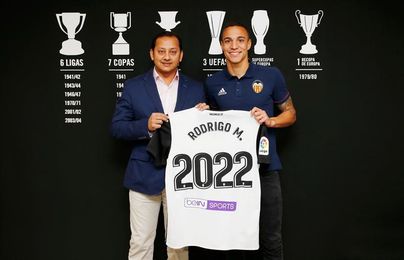 Rodrigo renueva con el Valencia hasta el año 2022 Rodrigo renueva con el Valencia hasta el año 2022