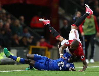 Un solitario gol de Young salva a un rácano Manchester United Un solitario gol de Young salva a un rácano Manchester United