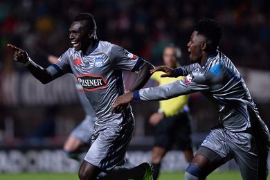 Emelec golea a Liga de Quito y se acerca a la disputa del título del torneo de fútbol en Ecuador Emelec golea a Liga de Quito y se acerca a la disputa del título del torneo de fútbol en Ecuador