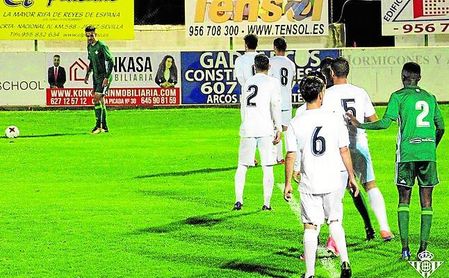 Iván Navarro golpea una falta durante el partido de dieciseisavos de final de la Copa Federación. Iván Navarro golpea una falta durante el partido de dieciseisavos de final de la Copa Federación.