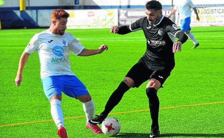 El castillejano Peli (izquierda) pugna con el alcalareño Serrano en el derbi de la pasada jornada. El castillejano Peli (izquierda) pugna con el alcalareño Serrano en el derbi de la pasada jornada.