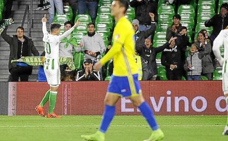 Tello fue el mejor bético, junto a Boudebouz, ante el Cádiz. Tello fue el mejor bético, junto a Boudebouz, ante el Cádiz.