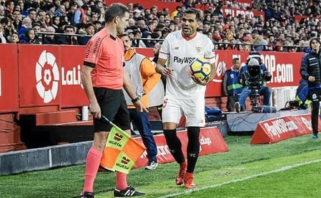 Mercado habla con el asistente durante el partido. Mercado habla con el asistente durante el partido.