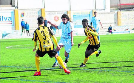 El albiceleste Dani Fornell, autor del 1-0, conduce el esférico ante dos rivales aurinegros. El albiceleste Dani Fornell, autor del 1-0, conduce el esférico ante dos rivales aurinegros.