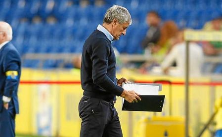Setién, durante el partido de ayer en Las Palmas. Setién, durante el partido de ayer en Las Palmas.