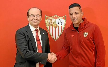 José Castro, junto a Guilherme Arana tras firmar por el Sevilla. José Castro, junto a Guilherme Arana tras firmar por el Sevilla.