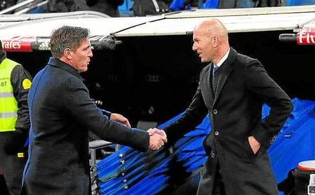 Berizzo y Zidane se saludan en el Santiago Bernabéu, en la ida de las ´semis´ de la pasada Copa. Berizzo y Zidane se saludan en el Santiago Bernabéu, en la ida de las ´semis´ de la pasada Copa.