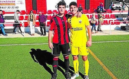 Raúl y Jesús Vega posan juntos a la finalización del Gerena-Cabecense disputado el miércoles. Raúl y Jesús Vega posan juntos a la finalización del Gerena-Cabecense disputado el miércoles.