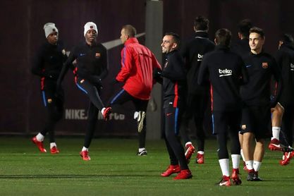 Iniesta no se recupera de la sobrecarga y es baja en Villarreal Iniesta no se recupera de la sobrecarga y es baja en Villarreal