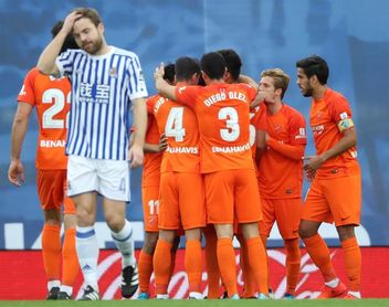 0-2. El Málaga también le gana a la Real en Anoeta y deja de ser colista 0-2. El Málaga también le gana a la Real en Anoeta y deja de ser colista