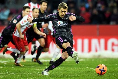 El Friburgo remonta tres goles ante el Colonia y sale del descenso El Friburgo remonta tres goles ante el Colonia y sale del descenso