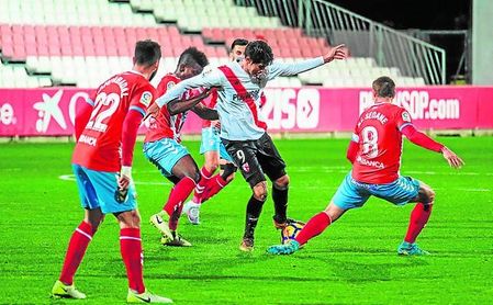 Carlos Fernández, con la baja una semana más de Marc Gual, continuará siendo la única referencia arriba del Sevilla Atlético. Carlos Fernández, con la baja una semana más de Marc Gual, continuará siendo la única referencia arriba del Sevilla Atlético.