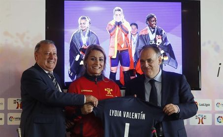 Homenaje de LaLiga a Valentín, Brachi y al equipo tras los campeonatos del mundo Homenaje de LaLiga a Valentín, Brachi y al equipo tras los campeonatos del mundo