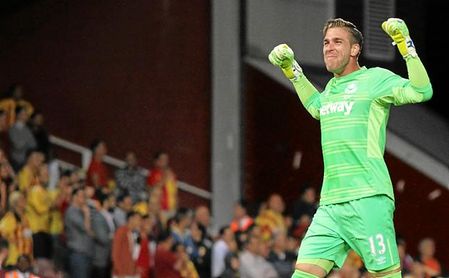 Adrián ha desbancado a Hart de la titularidad en el West Ham. Adrián ha desbancado a Hart de la titularidad en el West Ham.
