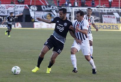 Roque Santa Cruz sigue un año más en el Olimpia Roque Santa Cruz sigue un año más en el Olimpia