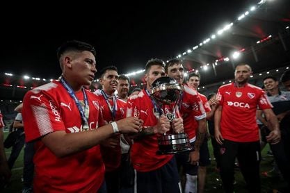 Jugadores de Independiente celebran en Argentina haber ganado la Sudamericana Jugadores de Independiente celebran en Argentina haber ganado la Sudamericana