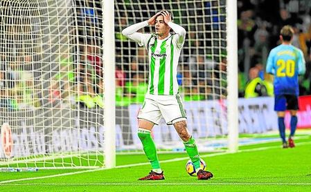 Tonny Sanabria lamenta una ocasión fallada ante el Girona. Tonny Sanabria lamenta una ocasión fallada ante el Girona.