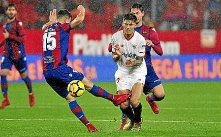 Correa, en un lance del partido ante Postigo. Correa, en un lance del partido ante Postigo.