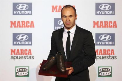 Iniesta: "Hablar de Ligas sentenciadas en diciembre es muy difícil" Iniesta: "Hablar de Ligas sentenciadas en diciembre es muy difícil"