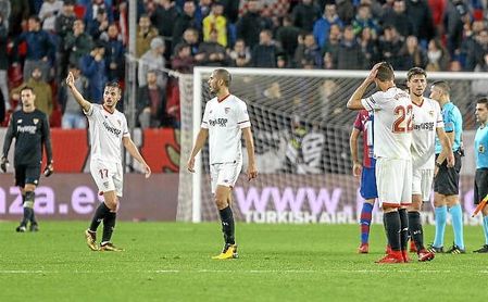 Los jugadores del Sevilla fueron despedidos con pitos el viernes, después de ser incapaces de pasar del 0-0 ante el Levante. Los jugadores del Sevilla fueron despedidos con pitos el viernes, después de ser incapaces de pasar del 0-0 ante el Levante.
