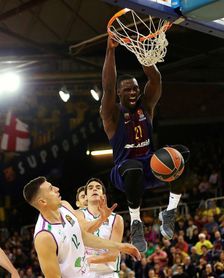 83-90. El Unicaja ahonda en la crisis de un Barça despedido con silbidos 83-90. El Unicaja ahonda en la crisis de un Barça despedido con silbidos