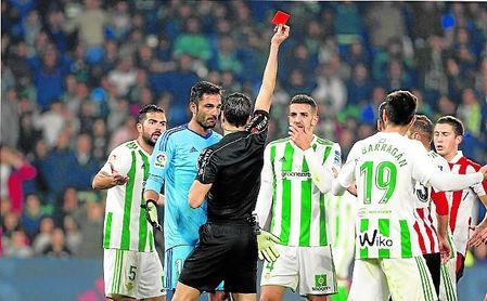 Amat dejó al Betis con diez muchos minutos. Amat dejó al Betis con diez muchos minutos.