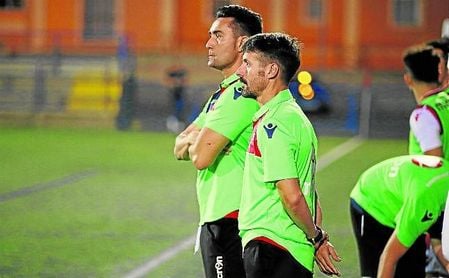 Fran García, en segundo plano, entrenador del Atlético Dos Hermanas, atento a su equipo. Fran García, en segundo plano, entrenador del Atlético Dos Hermanas, atento a su equipo.