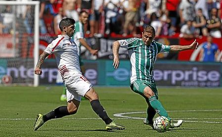 Joaquín trata de controlar el balón ante la presión de Banega en el último derbi disputado en el Sánchez Pizjuán. Joaquín trata de controlar el balón ante la presión de Banega en el último derbi disputado en el Sánchez Pizjuán.