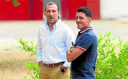Óscar Arias, junto a su amigo Javi Guerrero, enlace con la primera plantilla blanquirroja. Óscar Arias, junto a su amigo Javi Guerrero, enlace con la primera plantilla blanquirroja.