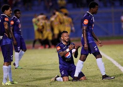 2-0. Real España vence a Motagua en la ida de la final del torneo Apertura de fútbol en Honduras 2-0. Real España vence a Motagua en la ida de la final del torneo Apertura de fútbol en Honduras