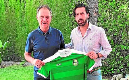 Joaquín Caparrós firmó por una campaña más otra opcional con el Al Ahli el pasado mayo. Joaquín Caparrós firmó por una campaña más otra opcional con el Al Ahli el pasado mayo.
