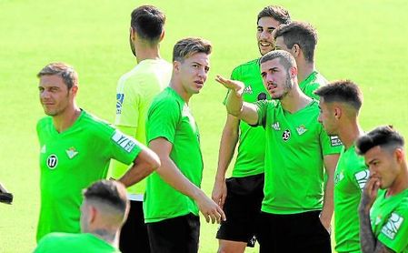 Francis atiende una explicación de Julio Gracia en presencia de Aitor Ruibal y Redru. Francis atiende una explicación de Julio Gracia en presencia de Aitor Ruibal y Redru.