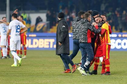 El Roma frena y el Benevento logra su primer triunfo en una jornada de sorpresas El Roma frena y el Benevento logra su primer triunfo en una jornada de sorpresas