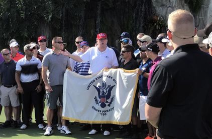 Trump invita a la Guardia Costera a jugar al golf en su club en Florida Trump invita a la Guardia Costera a jugar al golf en su club en Florida