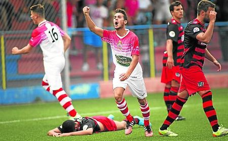 Edu Calderón, con la camiseta del Utrera, celebrando un gol ante el Gerena. Edu Calderón, con la camiseta del Utrera, celebrando un gol ante el Gerena.