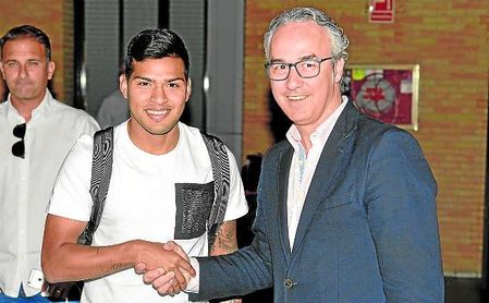 Nahuel y Miguel Torrecilla se saludan a la llegada del extremo a Sevilla en el verano de 2016. Nahuel y Miguel Torrecilla se saludan a la llegada del extremo a Sevilla en el verano de 2016.